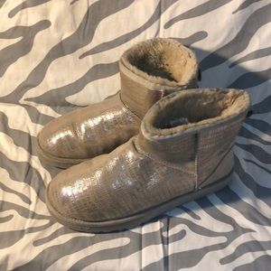 Ugg mini in platinum Croc design leather size 10